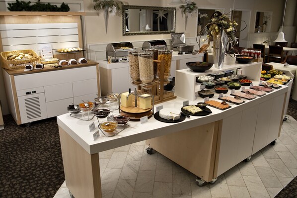 Un buffet proposant une variété de plats et un coin café.