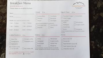 Een ontbijtmenu van Gold Rush Inn, Queenstown, Tasmanië.