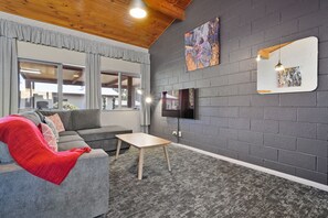 Apartamento Deluxe, 1 habitación, no fumadores, cocina | Zona de estar | Televisión de pantalla plana de 40 cm con canales digitales
