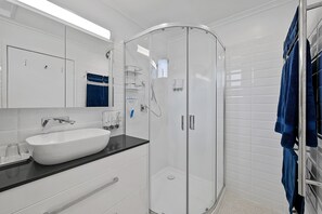 Apartemen Deluks, 1 kamar tidur, Bebas Asap Rokok, dapur | Kamar mandi | Shower, perlengkapan mandi gratis, pengering rambut, dan handuk