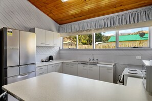 Apartamento Deluxe, 1 habitación, no fumadores, cocina | Cocina privada | Frigorífico, microondas, cafetera o tetera y hervidor eléctrico
