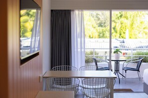 Family Pet Friendly Room | 1 bedroom, iron/ironing board, free WiFi, bed sheets