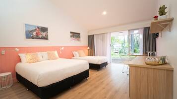 Zweibettzimmer, Terrasse | Bügeleisen/Bügelbrett, kostenloses WLAN, Bettwäsche