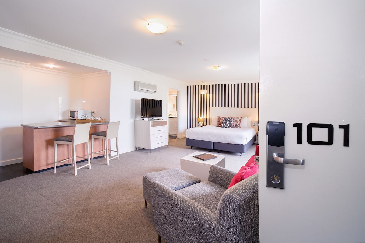 pillow-top beds, minibar, in-room safe, iron/ironing board