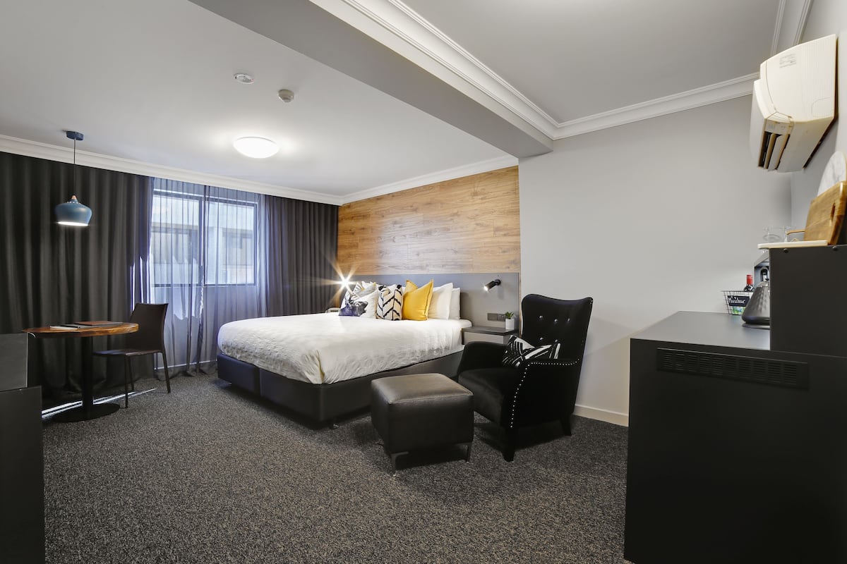 executive suite | pillow-top beds, minibar, in-room safe, iron/ironing board