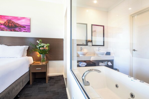 Suite, 1 très grand lit, bain à remous (Spa Suite)