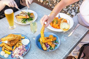 Se sirven desayunos y almuerzos, restaurante con mesas al aire libre 