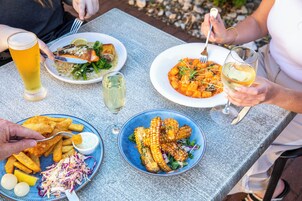 Se sirven desayunos y almuerzos, restaurante con mesas al aire libre 