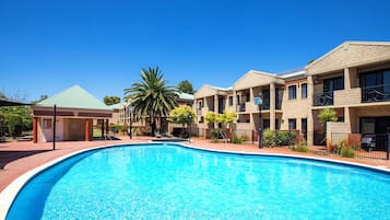 Piscina a l'aire lliure i gandules