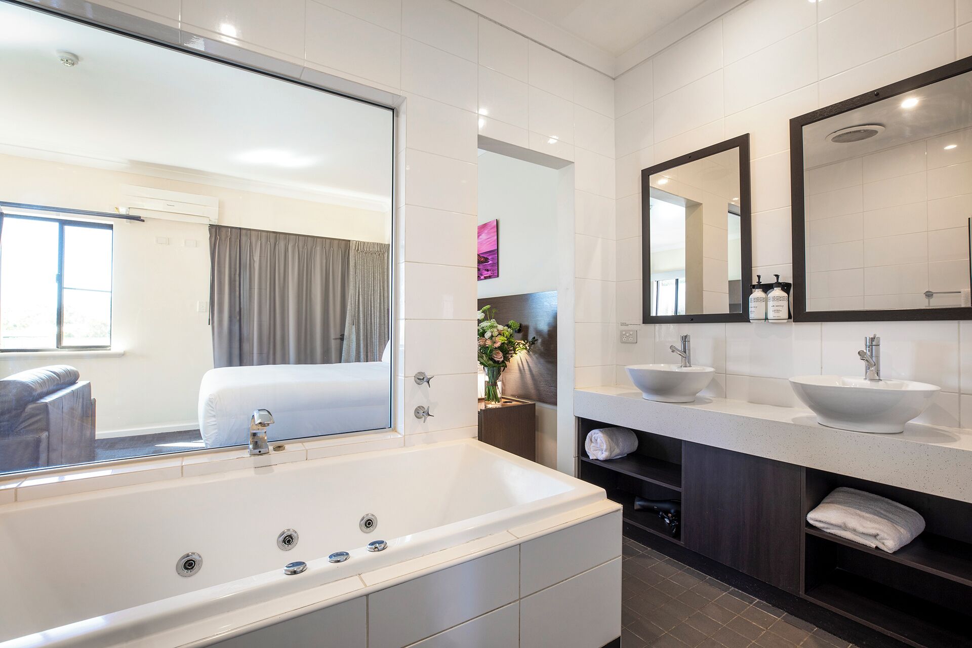 Suite, 1 King Bed, Jetted Tub (Spa Suite) | Bathroom | Shower, free toiletries, hair dryer, towels