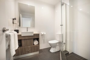 Douche, articles de toilette gratuits, sèche-cheveux