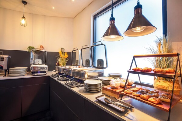 Daily continental breakfast (AUD 25 per person)