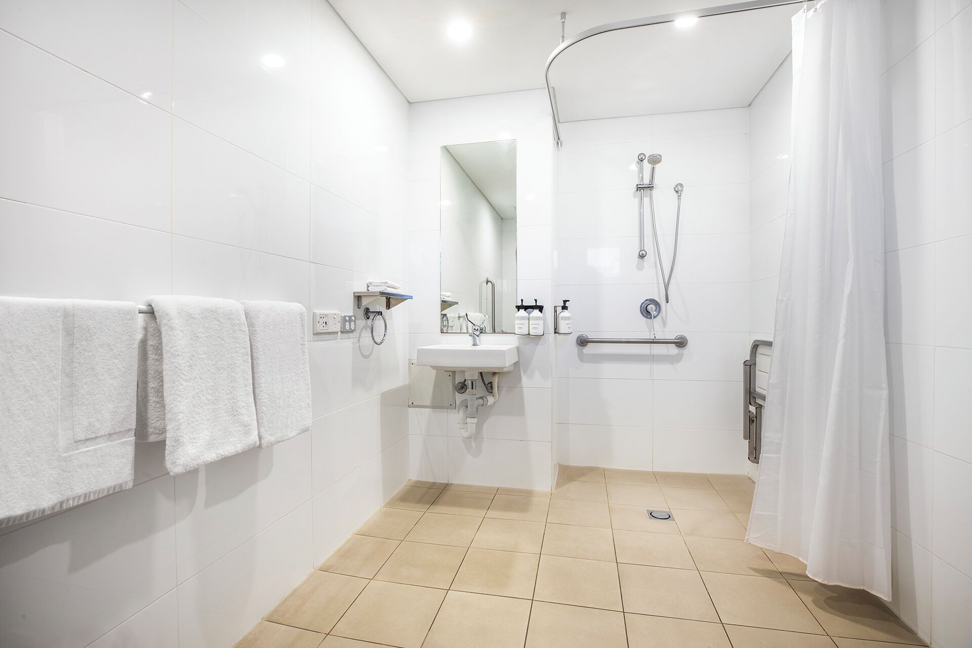 Habitación ejecutiva, 2 camas individuales (Executive Twin Accessible) | Baño | Ducha, artículos de higiene personal gratuitos y secador de pelo