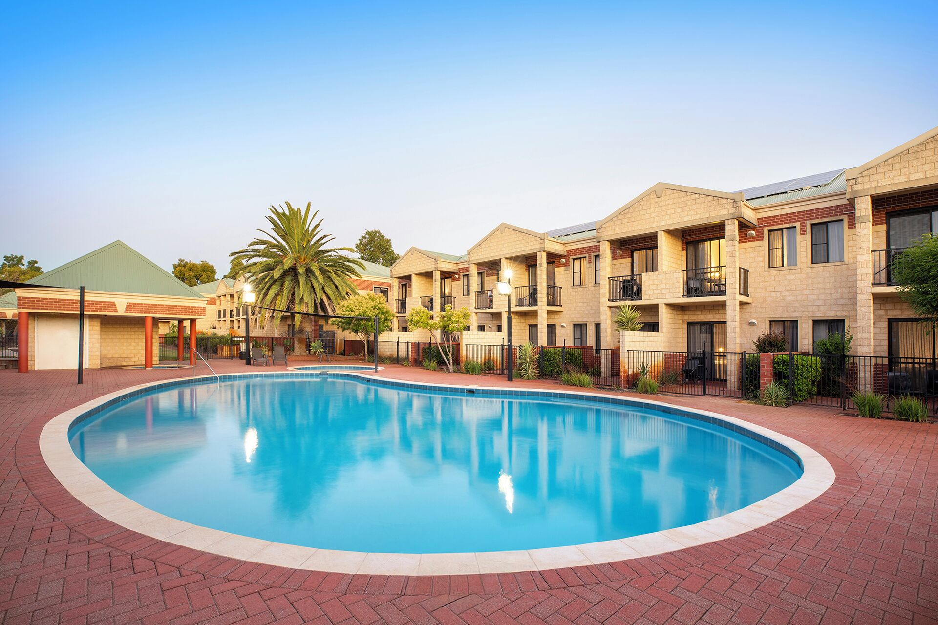 Una piscina al aire libre, tumbonas