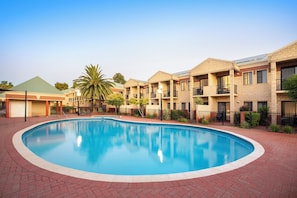 Outdoor pool, sun loungers - Country Comfort Perth (Belmont)