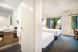 Quarto luxo, várias camas (Deluxe Triple Room) | 1 quarto, roupas de cama premium, edredons de pluma