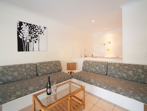 Appartement, 1 slaapkamer | Woonkamer | Een 30-inch lcd-televisie met digitale zenders en tafelvoetbal