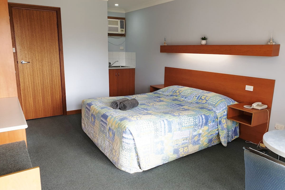 Phòng Deluxe, không hút thuốc (Deluxe - 4 Star) | Bàn, truy cập Internet không dây miễn phí, bộ trải giường