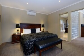 Executive Studio Suite, 1 Bedroom, Jetted Tub | Minibar, in-room safe, desk, laptop workspace - Rydges Armidale (Armidale)