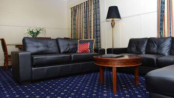 Bar mini, peti besi dalam bilik, meja, ruang kerja komputer riba