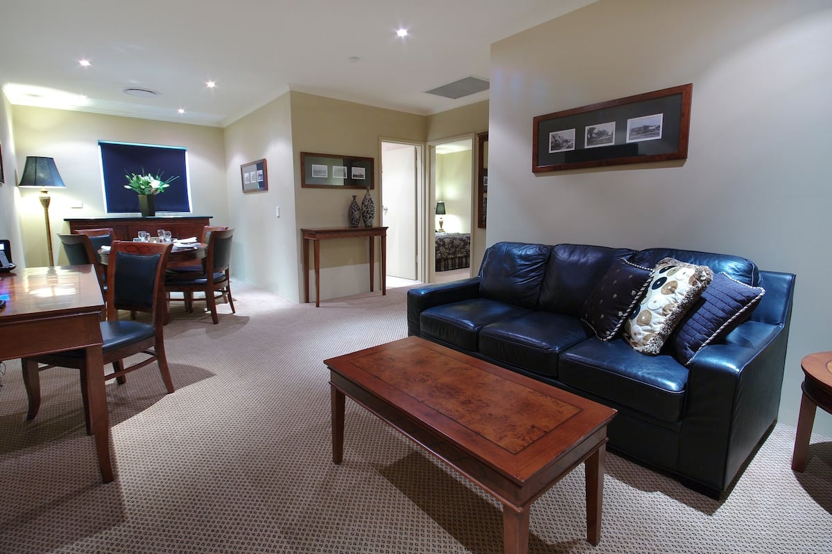 Family Suite, 2 Bedrooms, Free Wi-Fi & Parking | Living area