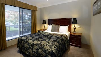 Suite, 2 Bedrooms, Kitchen | Bar mini, peti besi dalam bilik, meja, ruang kerja komputer riba