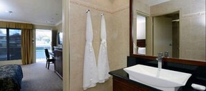 Superior Queen, Free Wi-Fi & Parking | Bathroom