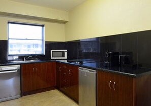 Suite, 2 Bedrooms, Kitchen, Free Wi-Fi & Parking | Private kitchen | Fridge, electric kettle