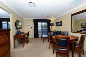 Minibar, in-room safe, desk, laptop workspace - Rydges Armidale (Armidale)