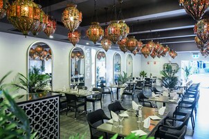 Breakfast, lunch, dinner served; Fusion cuisine 