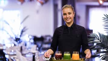 Petit déjeuner, déjeuner, dîner et brunch servis sur place