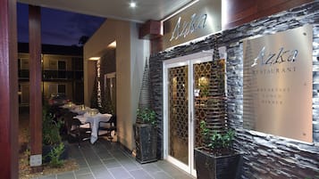 Phục vụ bữa sáng, bữa trưa, bữa tối, các món ăn phong cách fusion