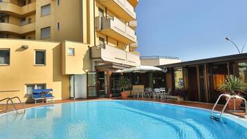 Innenpool, Außenpool, Sonnenschirme, Liegestühle