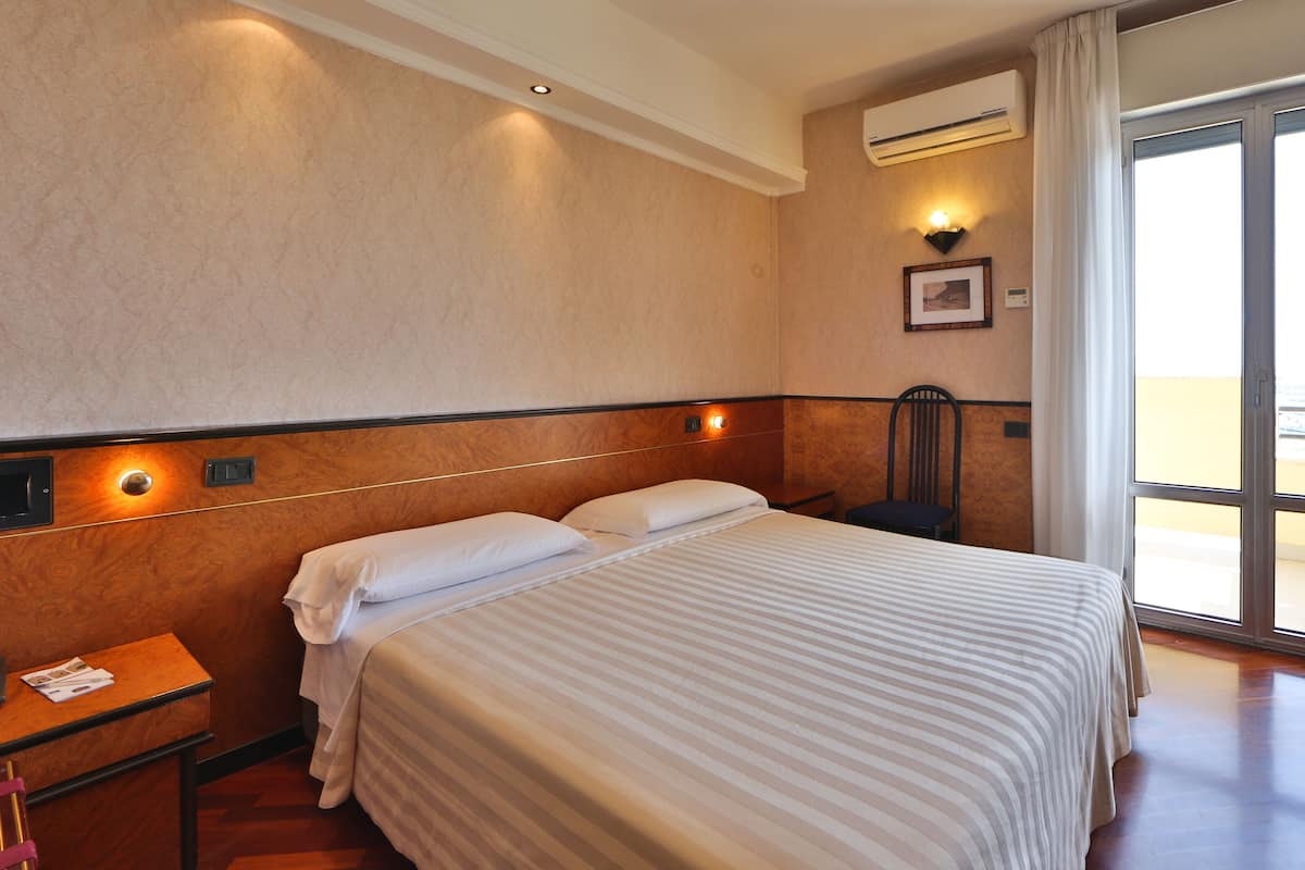 Minibar, free WiFi