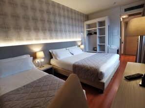 Chambre Triple Supérieure | Minibar, coffres-forts dans les chambres, bureau, rideaux occultants