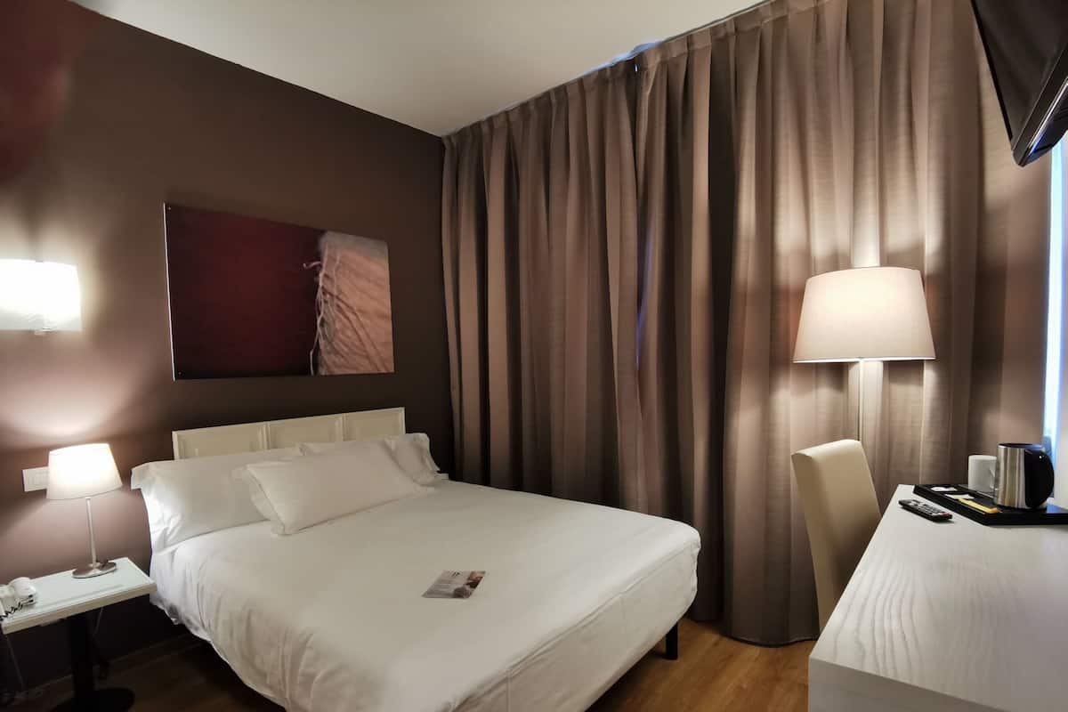 Singola Superior | Minibar, una cassaforte in camera, una scrivania, tende oscuranti