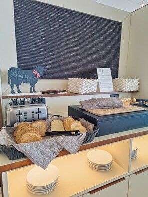 Tägliches Frühstücksbuffet (6.5 EUR pro Person)