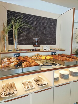 Petit déjeuner buffet servi tous les jours en supplément