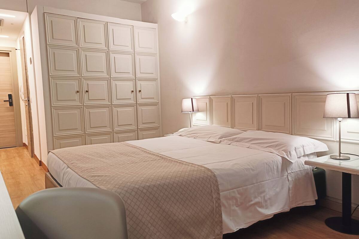 Minibar, caja de seguridad en la habitación y escritorio 