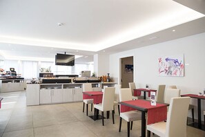 Frokostbuffé hver dag (EUR 6.5 per person)