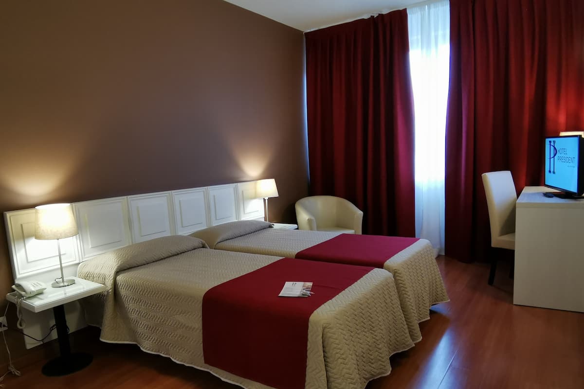 Doppia Standard | Minibar, una cassaforte in camera, una scrivania, tende oscuranti
