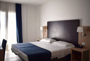 Minibar, coffres-forts dans les chambres, bureau, lits bébé (gratuits)