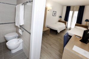 Double Room | Minibar, in-room safe, desk, free cribs/infant beds