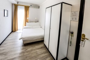 Minibar, coffres-forts dans les chambres, bureau, lits bébé (gratuits)