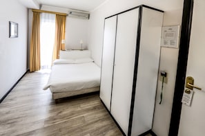 Minibar, coffres-forts dans les chambres, bureau, lits bébé (gratuits)