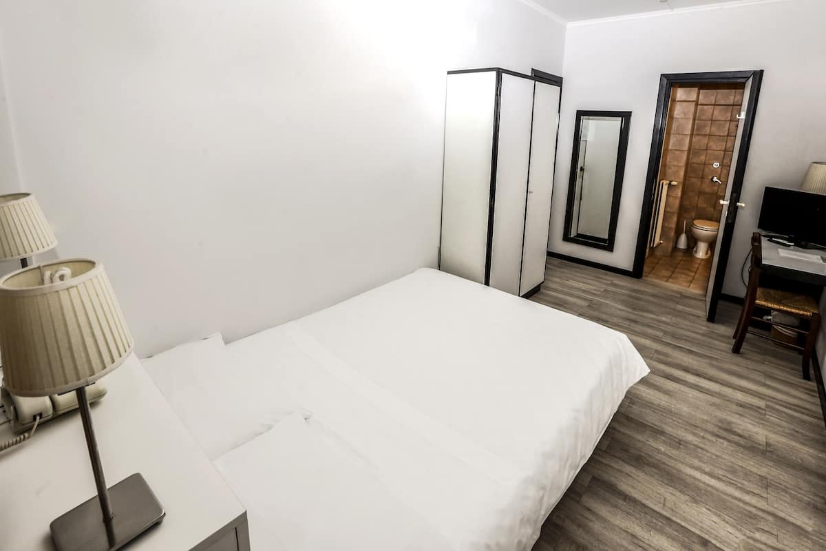 Minibar, Zimmersafe, Schreibtisch, kostenlose Babybetten