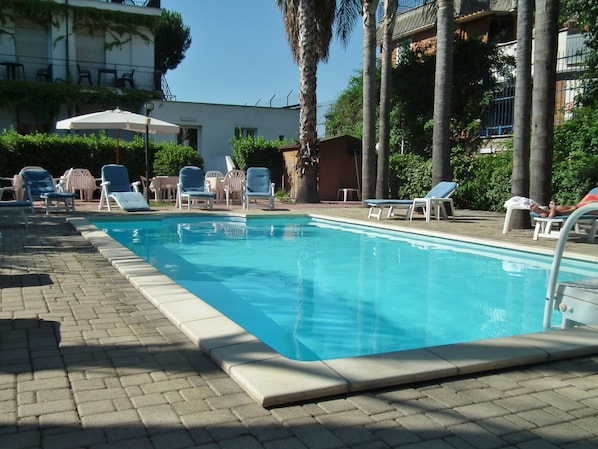 Una piscina al aire libre