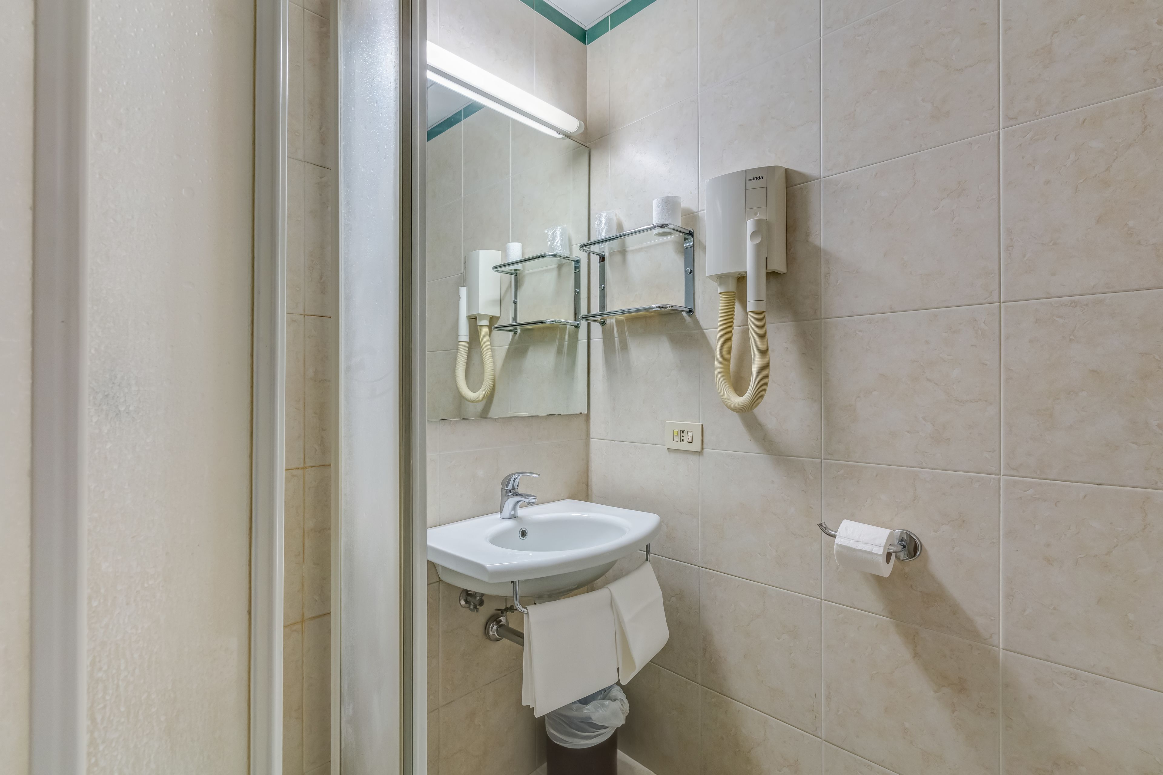 shower, free toiletries, hair dryer, bidet