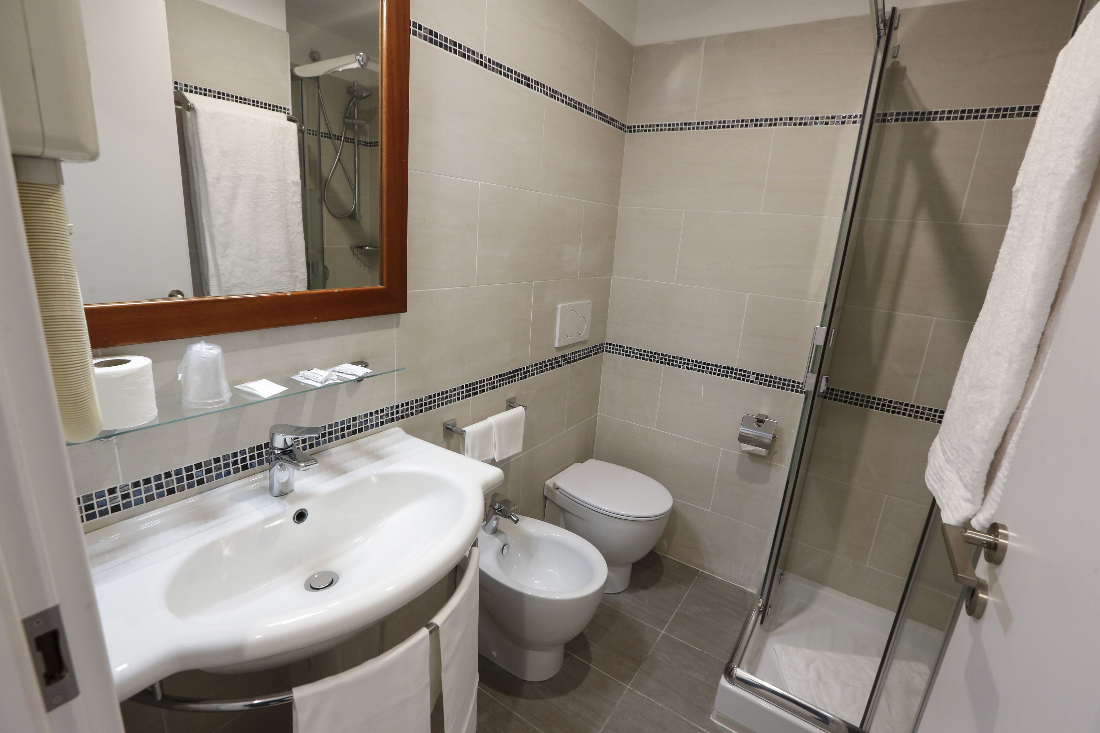 double room | bathroom | shower, free toiletries, hair dryer, bidet