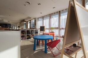 Phục vụ bữa sáng, bữa trưa và bữa tối 